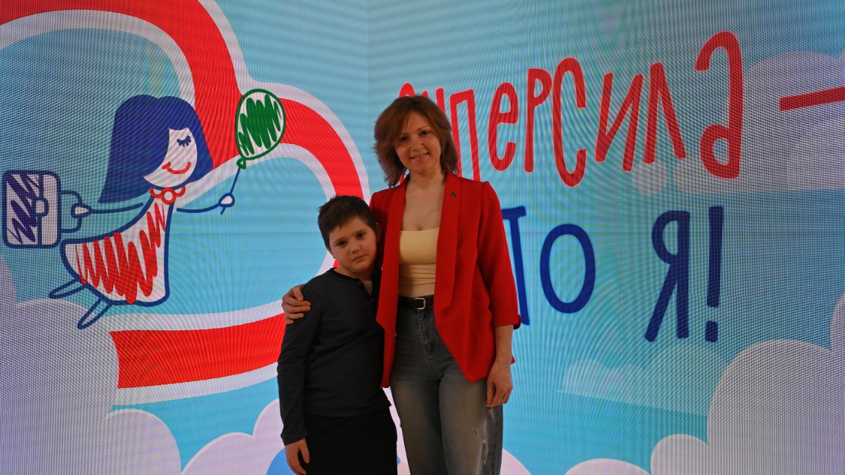 Мать четверых детей и предприниматель Юлия Жердева вместе с младшим сыном Александром на форуме-фестивале «Мамы. Дети. Бизнес», посвященном гармоничному сочетанию своего дела и семьи