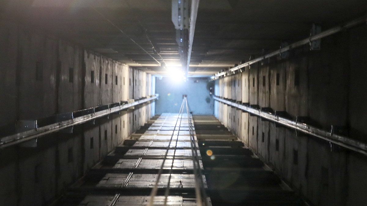 Москвич получил переломы лодыжек, попытавшись достать ключи из шахты лифта