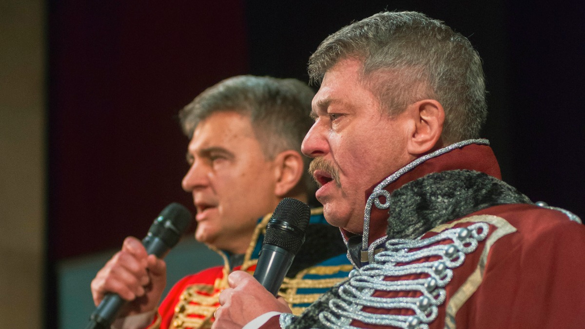 Композитор и исполнитель песен Николай Романов и режиссер, актер и писатель Игорь Черницкий на концерте в Донецке, съемка 2025 года. Кстати, на всех выступлениях этих артистов овации неизменно вызывает написанная ими песня «Флаг Победы»