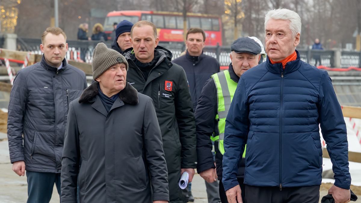 Мэр Москвы Сергей Собянин и его заместитель по вопросам жилищно-коммунального хозяйства и благоустройства Петр Бирюков осматривают ход строительства подмостового перехода на Болотной набережной