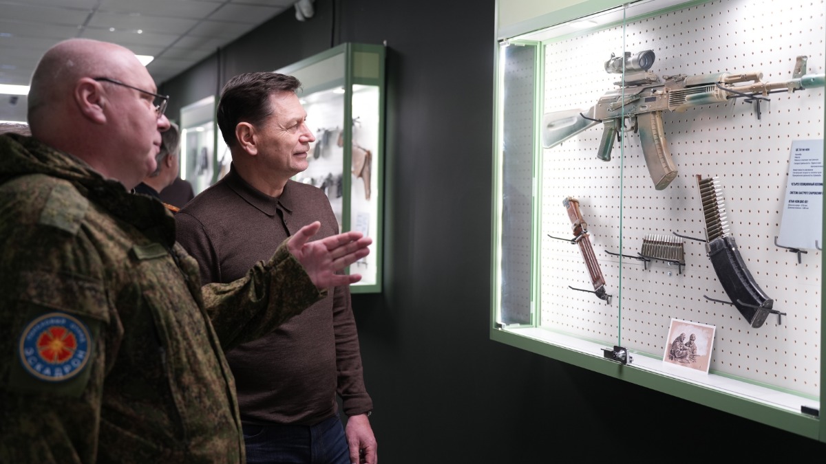 Директор военно-патриотического центра Евгений Анашкин проводит экскурсию для префекта СЗАО Алексея Пашкова. Часть пространства центра занимает музейная экспозиция — в ней представлены артефакты времен Великой Отечественной войны и трофеи из зоны СВО