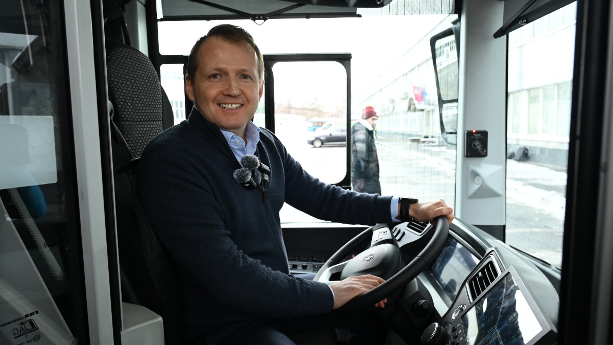 Генеральный директор ГУП «Мосгортранс» Николай Асаул за рулем нового автобуса большого класса ЛиАЗ Ситимакс 12, который он лично протестировал в качестве водителя. В этой модели созданы все условия для комфорта пассажиров и водителей