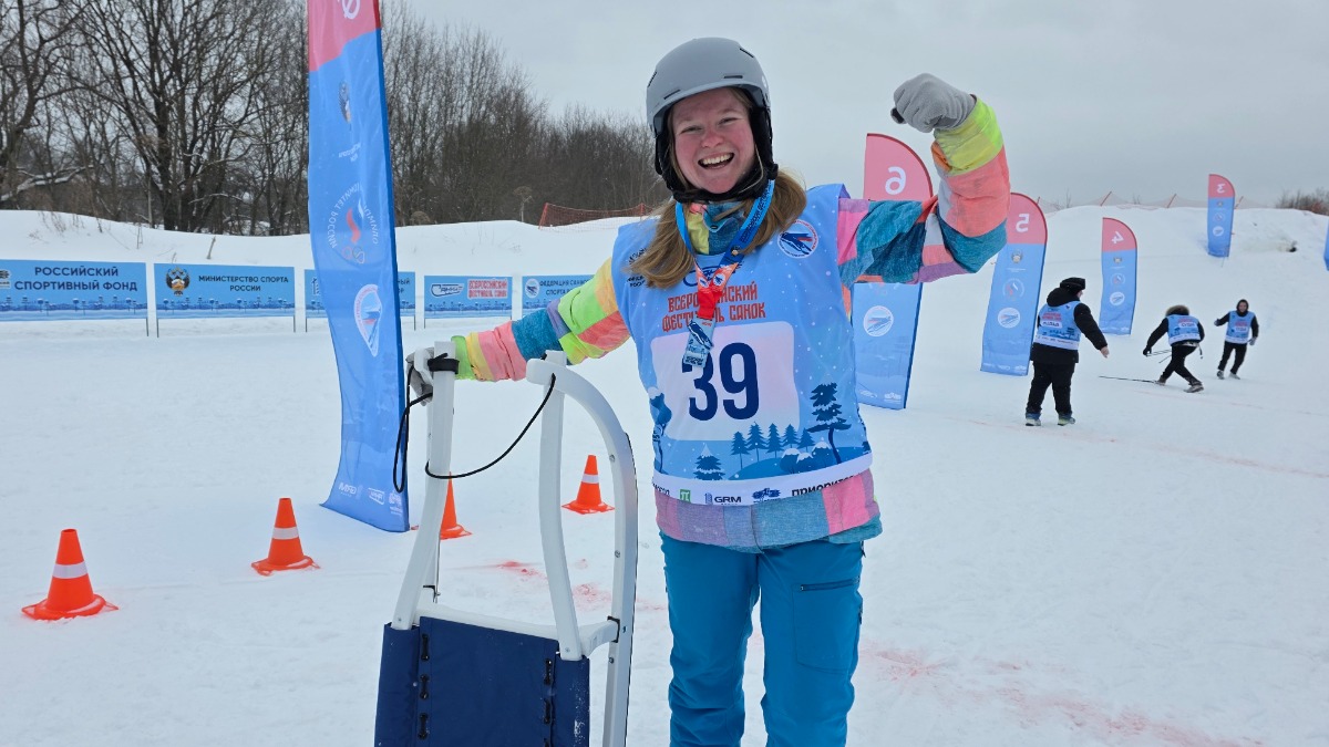 Участница Всероссийского фестиваля санок Татьяна Нагнитченко успешно прошла трассу и получила на финише памятную медаль
