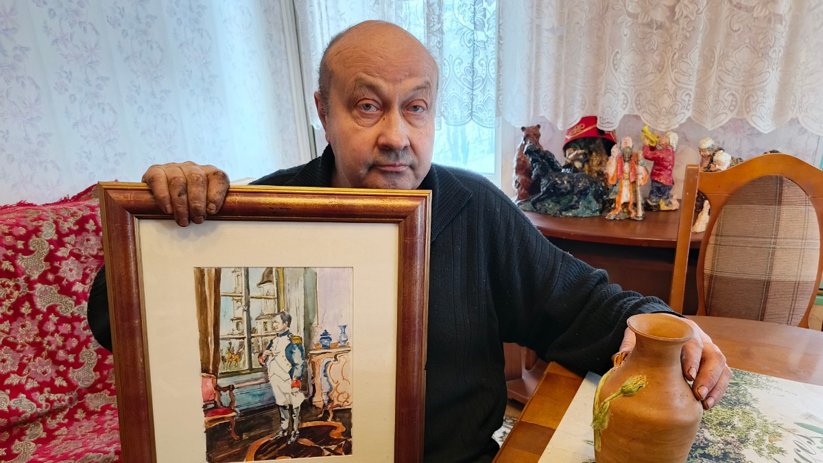 Ветеринар из ТиНАО, гончар и художник Василий Моторнов демонстрирует свою картину и кувшин