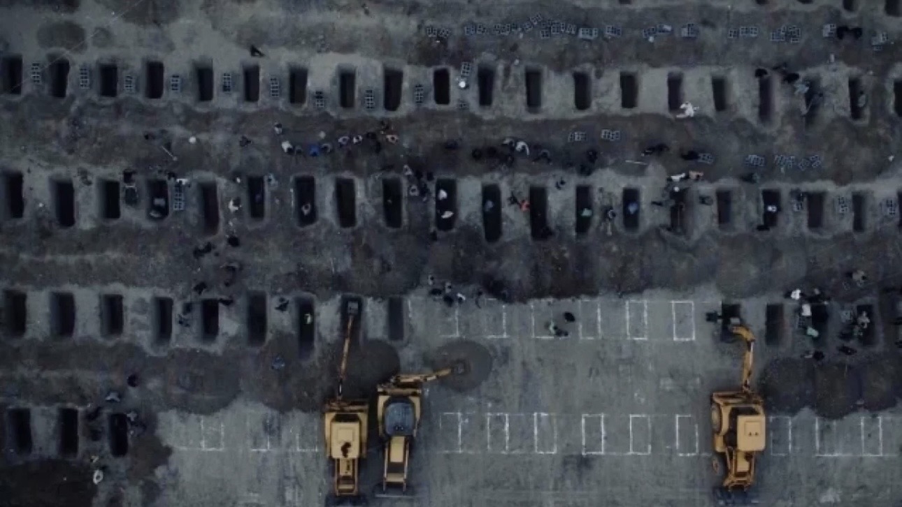 Тысячи людей пришли на похороны погибших детей во время удара по школе в Минабе