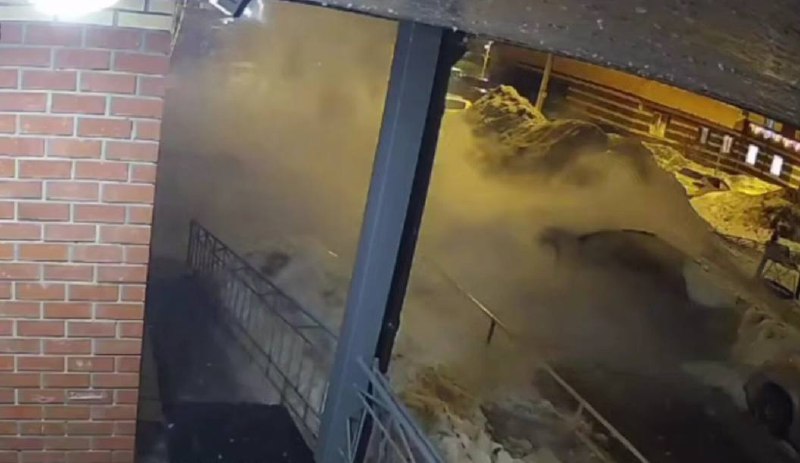 Глыбы льда упали с жилого дома в Звенигороде и повредили три машины