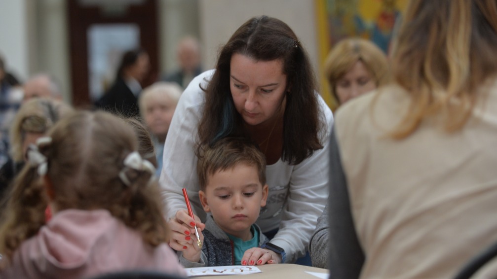 Москвичи часто посвящают праздники творчеству. Каролина и Кирилл Дмитриевы рисуют