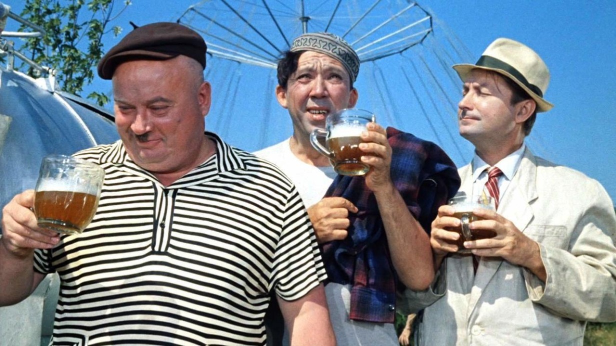 Кадр из фильма «Кавказская пленница» (1966): актеры Евгений Моргунов в роли Бывалого, Юрий Никулин в роли Балбеса и Георгий Вицин в роли Труса