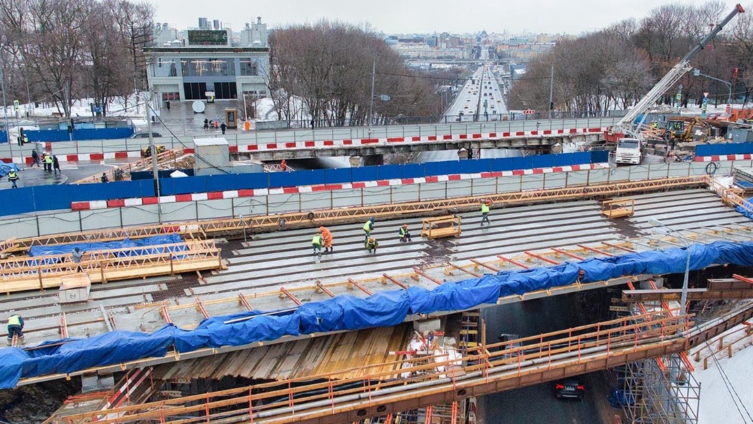 Собянин: Реконструкция Воробьевского путепровода должна завершиться осенью