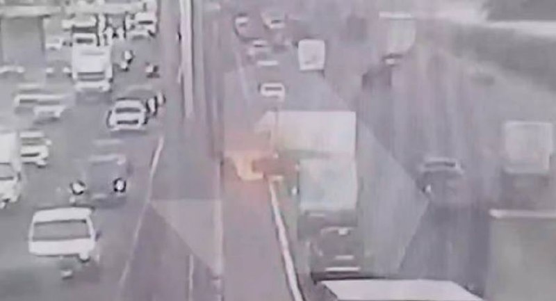 Видео с моментом столкновения «газели» и «жигулей» на МКАД появилось в Сети