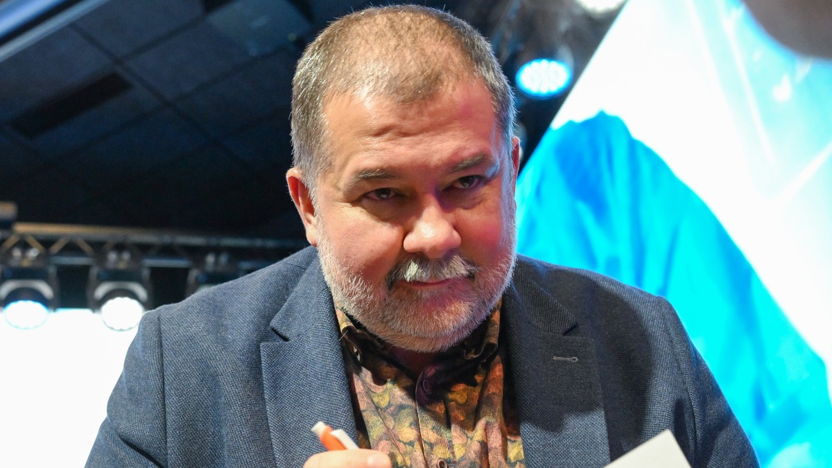 Национальный центр «Россия», писатель Сергей Лукьяненко подписывает книгу после дискуссии «Будущее: можно или нельзя приготовиться»