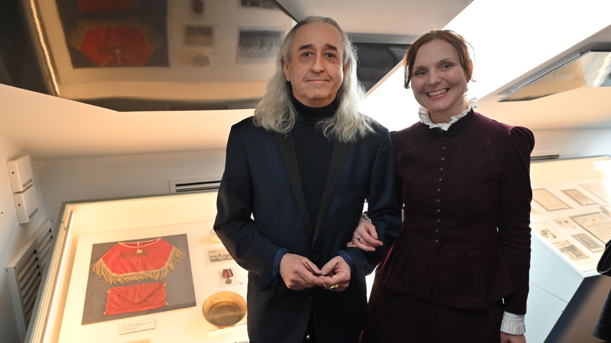 Коллекционер, директор Московского музея просвещения Вадим Вольфсон и автор и руководитель проекта «Женщина. Война. Милосердие» Мария Веснина показывают попонку, сшитую великой княжной Татьяной Николаевной для бульдога Ортипо