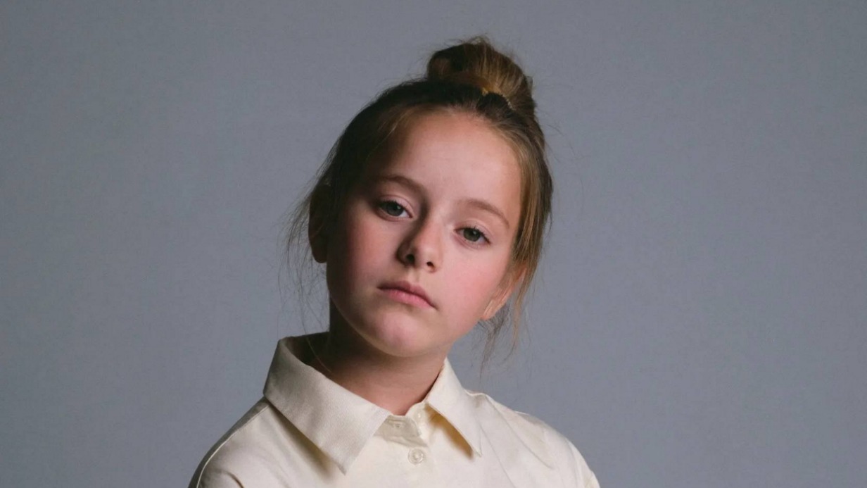 Актриса Полина Айнутдинова слушает советы взрослых актеров