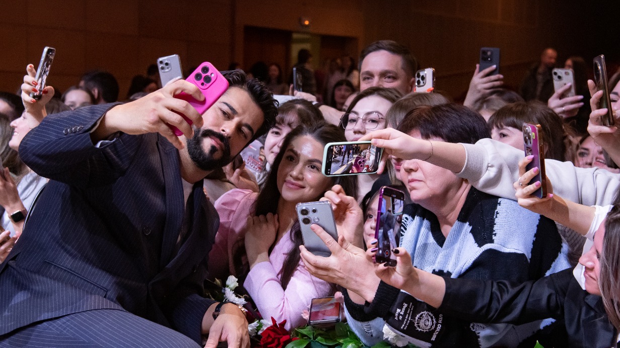 Актер Бурак Озчивит фотографируется с российскими поклонниками после киноконцерта «Музыка турецких сериалов»