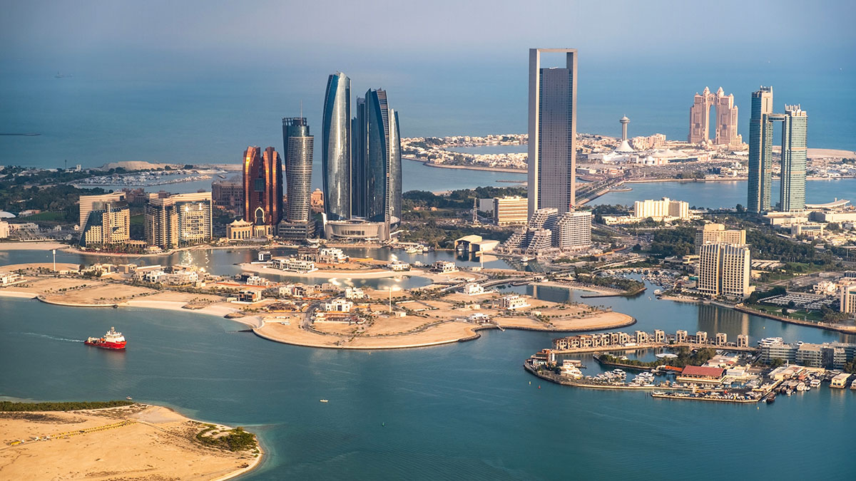 Два человека пострадали в результате падения обломков в Абу-Даби