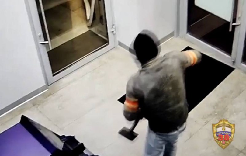 Иностранец попытался ледорубом вскрыть банкомат в центре Москвы