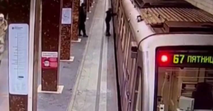 Школьник прокатился на сцепке между вагонами на станции метро «Первомайская»