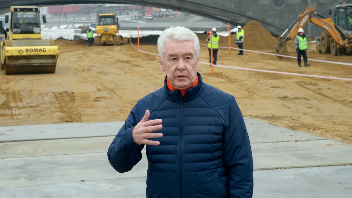 Мэр Москвы Сергей Собянин дал старт строительству подмостового перехода на Болотной набережной. Пешеходный мост протяженностью около 170 метров возведут в русле Водоотводного канала