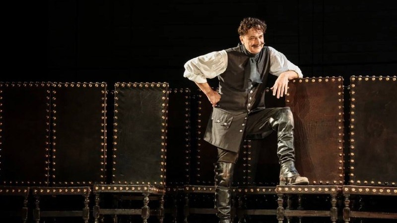 Александр Лазарев давно и успешно совмещает актерство и режиссуру: в роли Петра I в спектакле «Шут Балакирев» на сцене «Ленкома Марка Захарова»