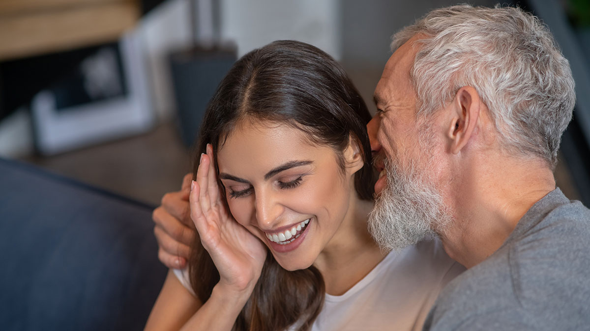 Можно ли вступать в отношения с мужчиной сильно старше тебя? Риски, советы психолога