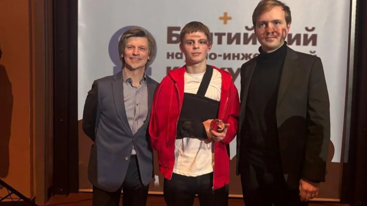 Одиннадцатиклассник Александр Петров (в центре)