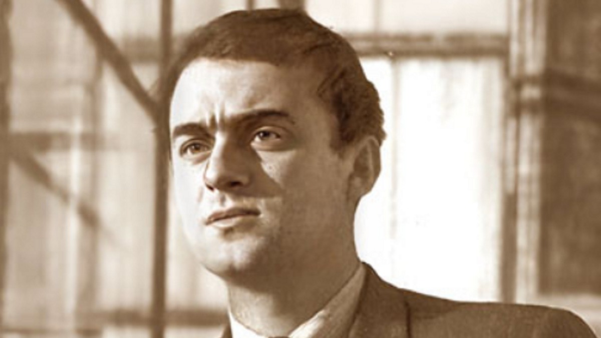 Это был последний год его здоровой и активной жизни — со следующей осени начнутся скитания по больницам