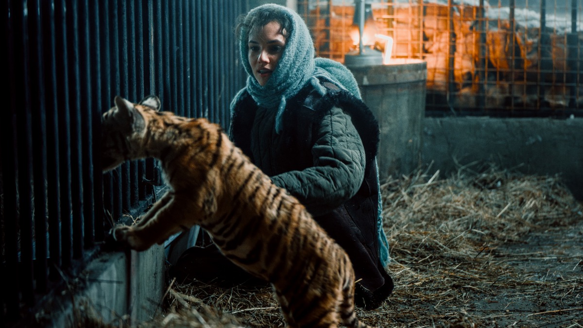 Фото со съемок фильма «Красавица», в кадре актриса Стася Милославская, которая сыграла роль Анны, чей образ вдохновлен дрессировщицей Тамарой Рукавишниковой