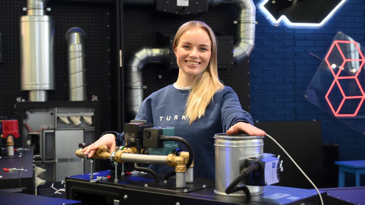 Инженер по подбору оборудования столичного производителя вентиляционных систем София Лаврова демонстрирует устройство подачи чистого воздуха на Российской строительной неделе в «Тимирязев Центре»