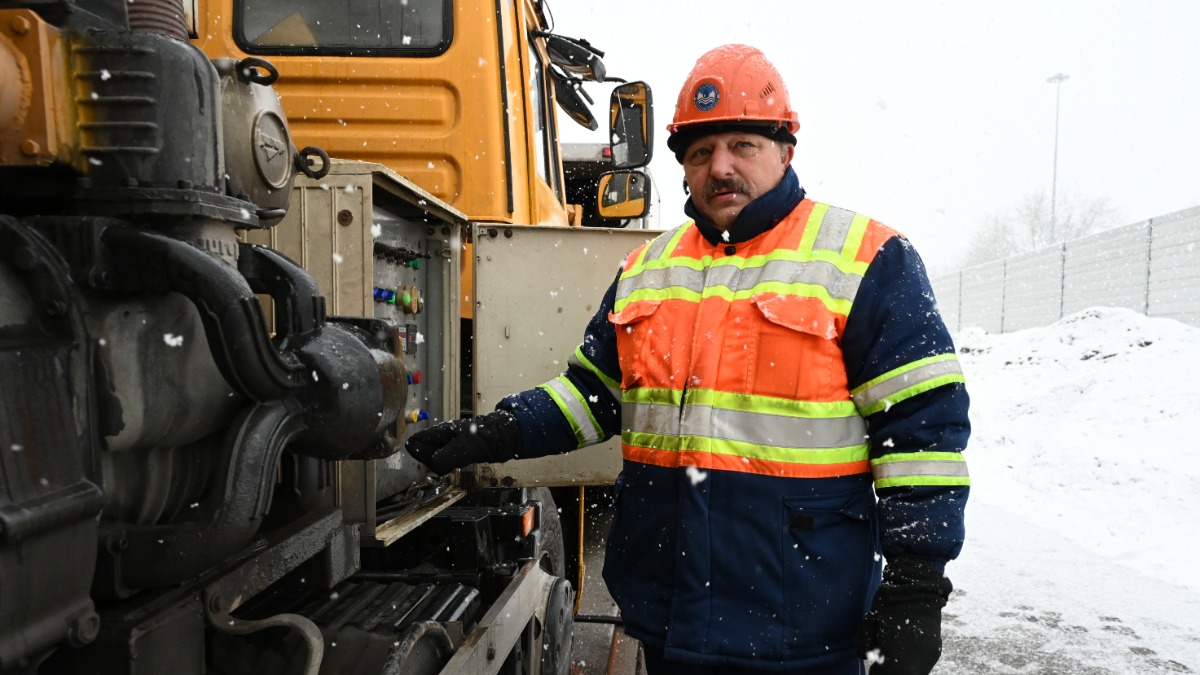 Сотрудник аварийной бригады ГУП «Мосводосток» Александр Гусев показывает систему управления илососом, который сейчас используется для очистки дождеприемного колодца от мусора для беспрепятственного прохождения талой воды