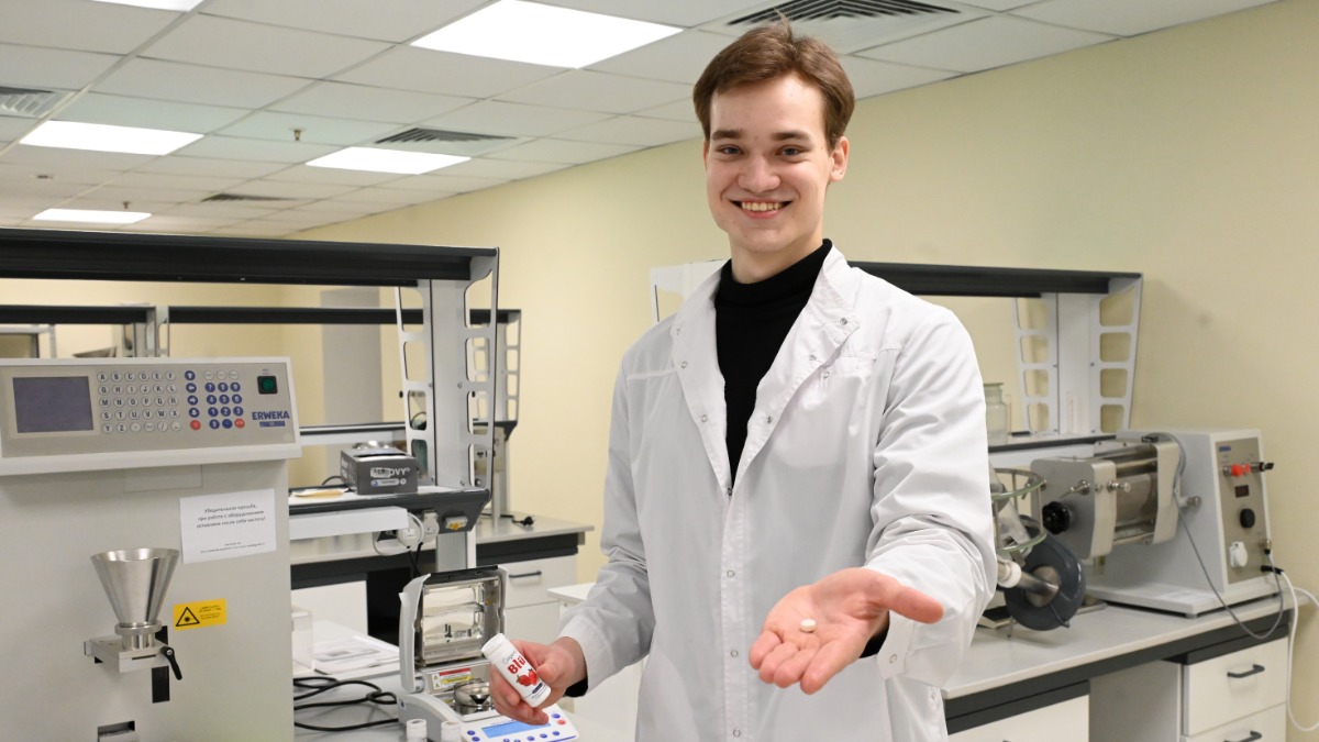 Студент 4-го курса Института имени Е. В. Боровского Сеченовского университета Андрей Галкин показывает свое изобретение — «умную» жвачку