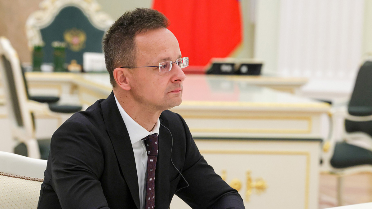 Сийярто: Перевозимая украинцами валюта может принадлежать мафии 