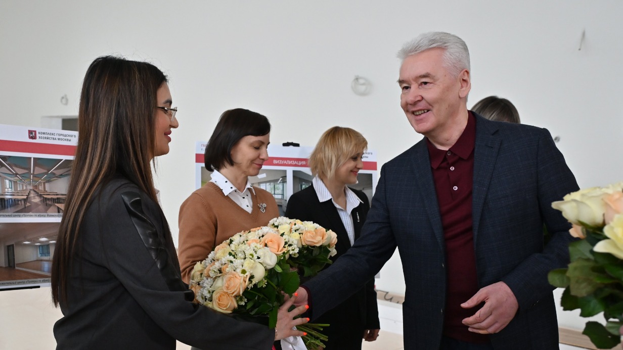 Сергей Собянин в ходе осмотра здания школы поздравил женщин-учителей с наступающим 8 Марта