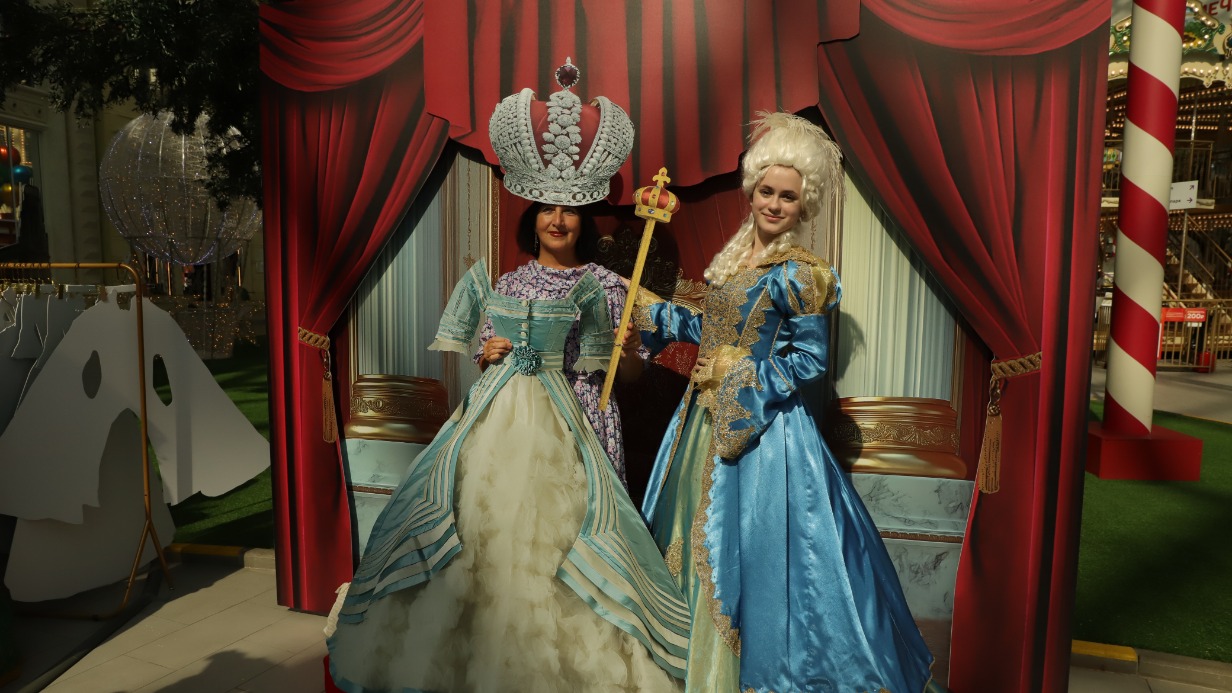 Москвичка Светлана Гучина примерила наряд императрицы, а помогла ей прочувствовать образ актриса-аниматор в костюме фрейлины Влада Гнездилова