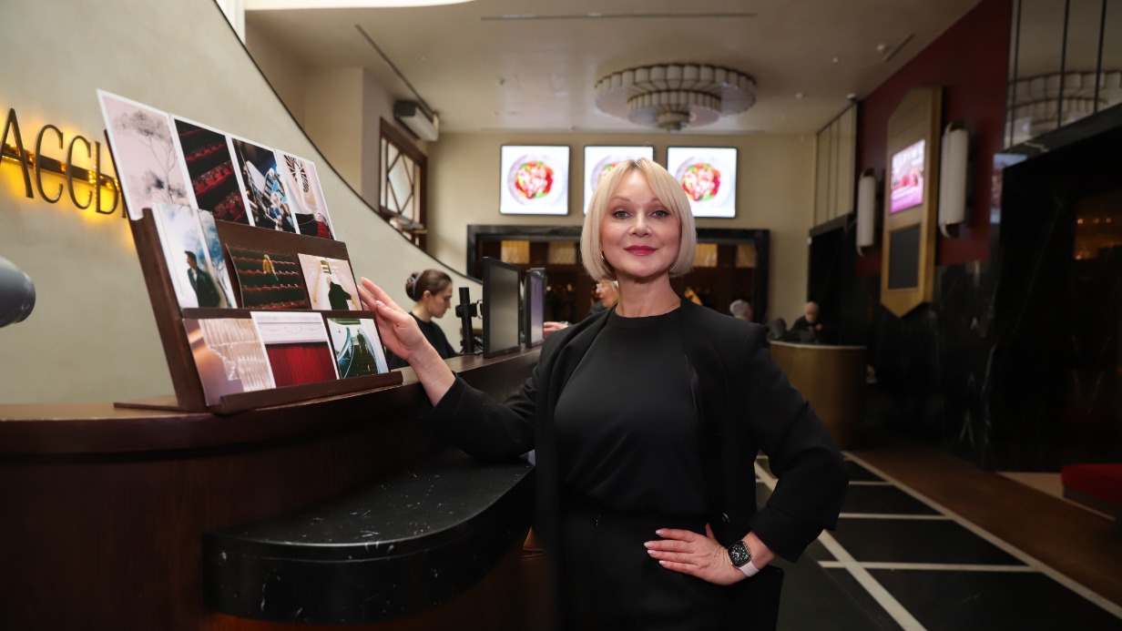 Управляющая кинотеатром «Художественный» Светлана Кондратьева в фойе кинотеатра