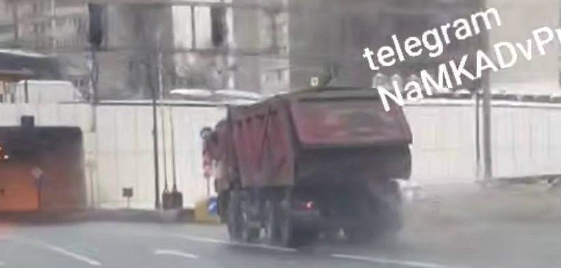 Водитель грузовика получил штраф за то, что рассыпал снег на дороге в Москве