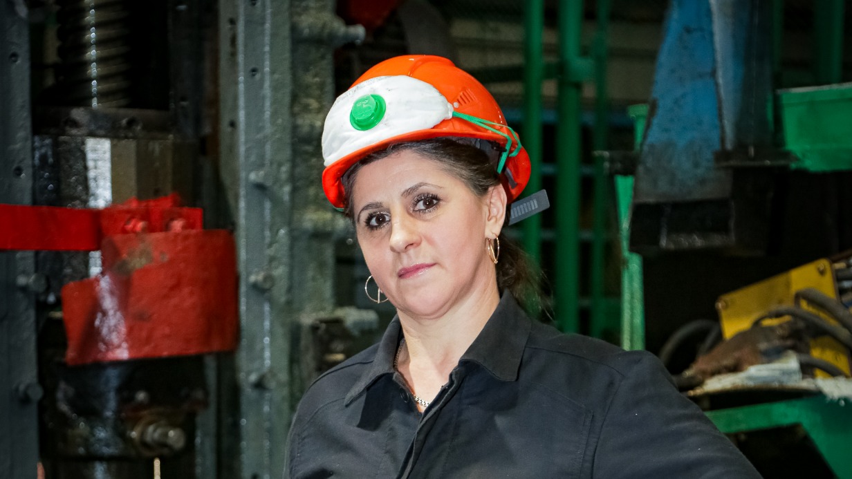 Кузнец Юлия Спирина всегда готова подставить плечо своим коллегам