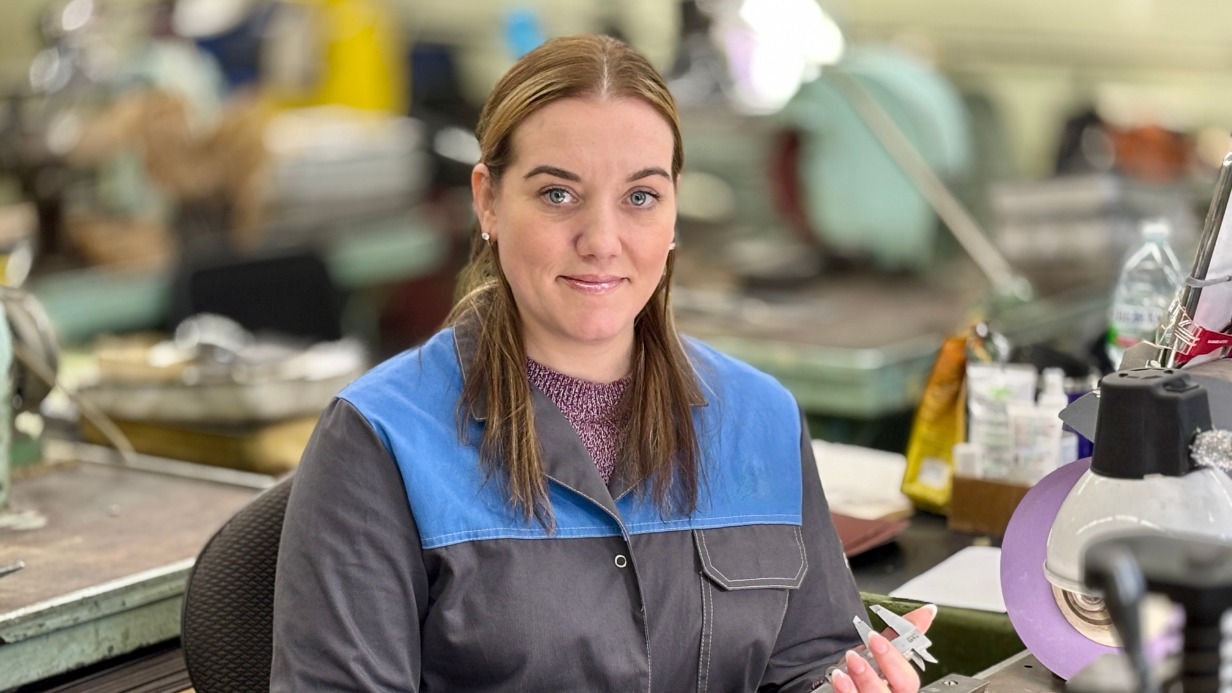 Шлифовщик пружин сухим способом Надежда Герман за работой на родном предприятии