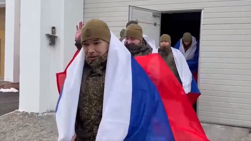 Минобороны показало кадры с вернувшимися из плена Украины российскими солдатами