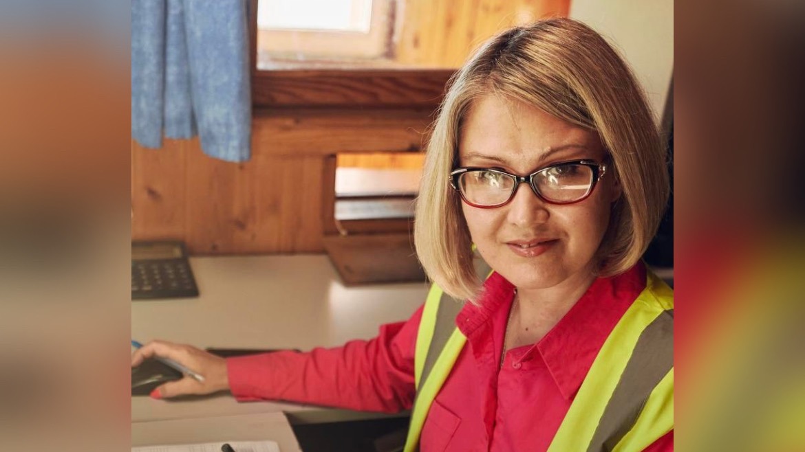 Элина Петрова во время работы почти не выпускает рацию из рук