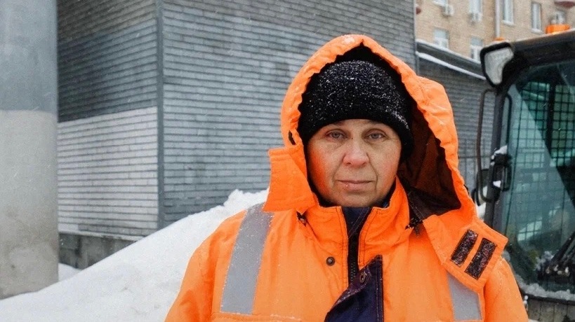 Дорожный рабочий Татьяна Нечипоренко не боится холодов и обильных снегопадов