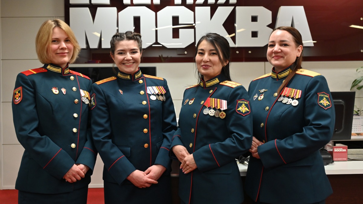 Ефрейтор Юлия Качуровская, прапорщик Ангелина Манова, лейтенант Бибигуль Кудайбергенова, старший сержант Татьяна Коновалова в редакции «Вечерней Москвы»