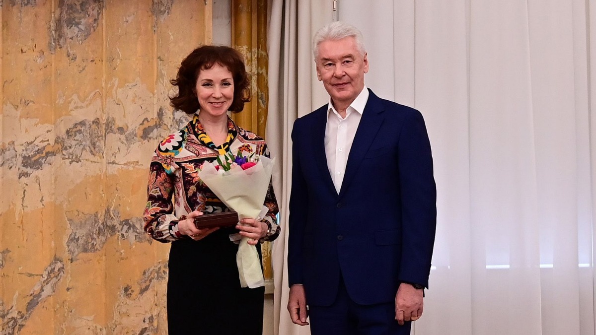 Мэр Москвы Сергей Собянин вручил знак отличия «За безупречную службу городу Москве» актрисе театра «Ленком Марка Захарова» Анне Большовой