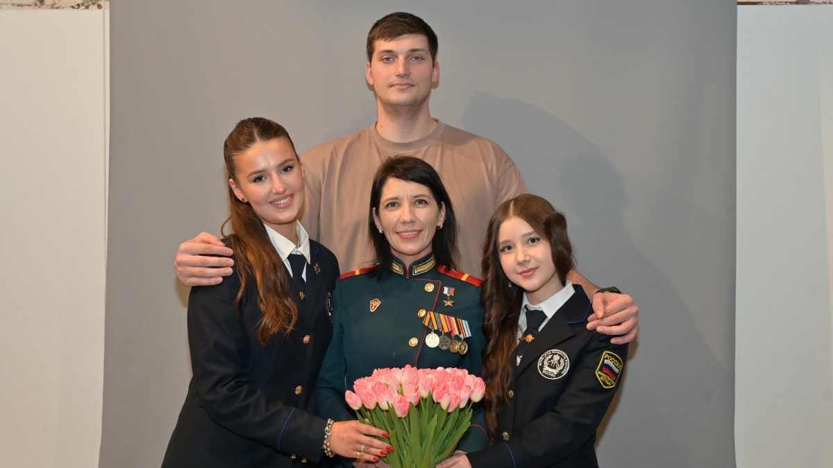 Герой России Людмила Болилая вместе с гостями открытой встречи «Она — герой»: студентками колледжа Российской правовой академии Министерства юстиции РФ Серафимой Чеузовой, Сарией Мамедовой и их преподавателем Егором Егоровым