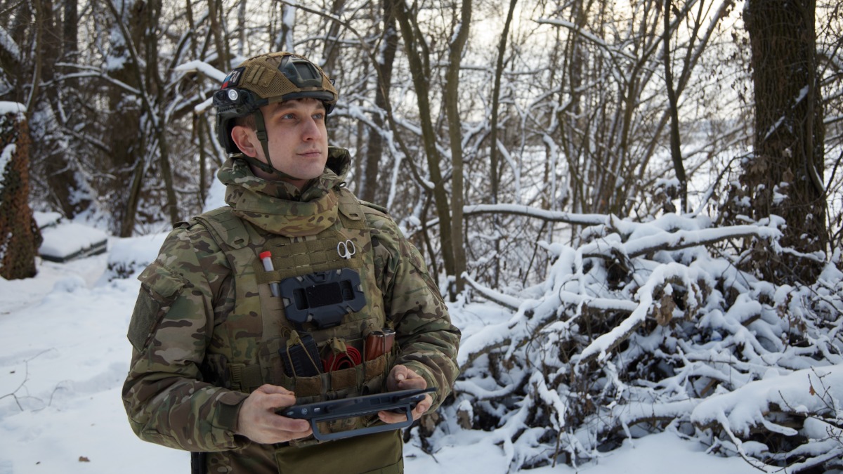 Оператор FPV-дронов в войсках беспилотных систем Воздушно-десантных войск в составе группировки войск «Север» старший сержант Александр Антонович проверяет дроны