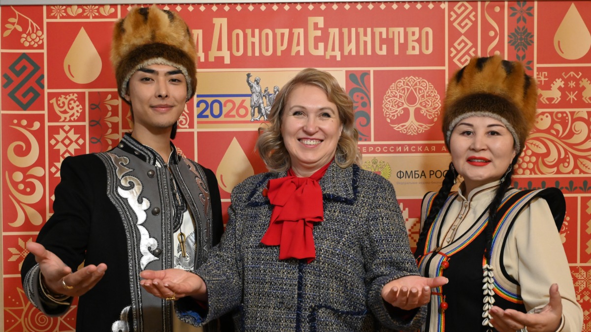 Председатель студенческого землячества Республики Алтай в Москвсул Очурдяпов, директор Национального фонда развития здравоохранения Елена Стефанюк и основатель Центра этнопсихологии «Ие Урсток» Суркура Да во время открытия акции «Код донора. Единство народов России»