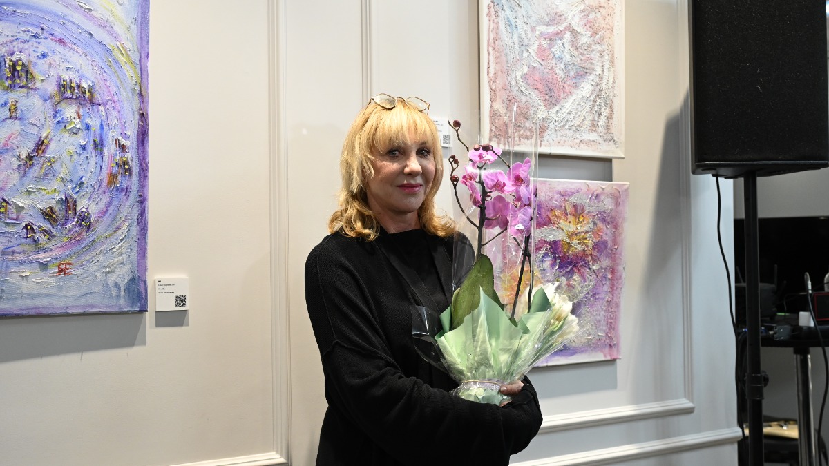 Актриса Елена Яковлева впервые представила свои картины на персональной выставке в пространстве «Покровка. Театр» в день своего юбилея