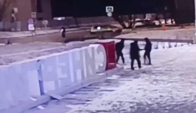 Вандалы сломали инсталляцию университета «Синергия» в парке «Солнце Москвы»