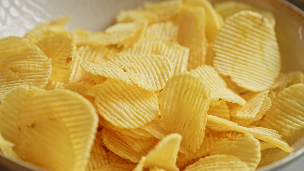 В России предложили запретить продавать чипсы детям до 14 лет