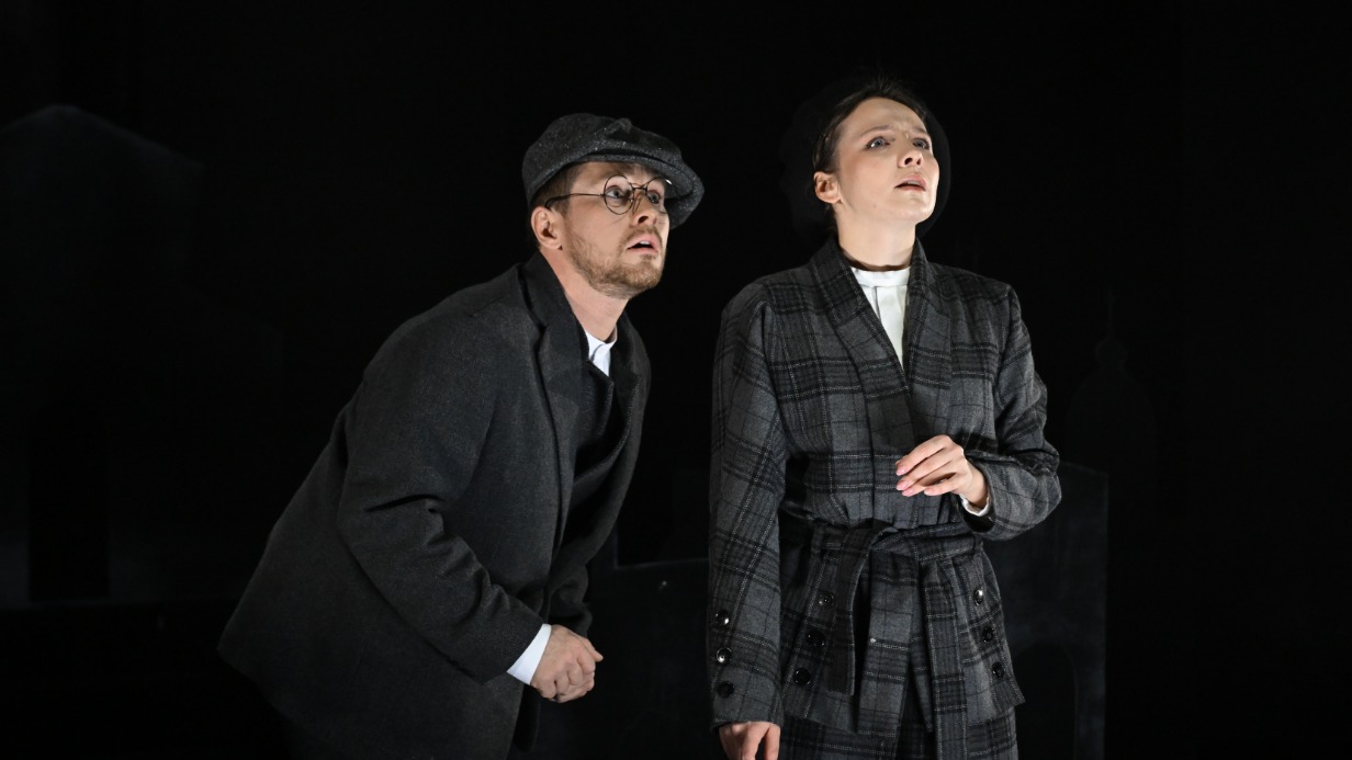 Артисты Илья Антоненко и Янина Третьякова в спектакле «Казанова. Цветаева» режиссера Эльдара Трамова на Малой сцене Театра Гоголя