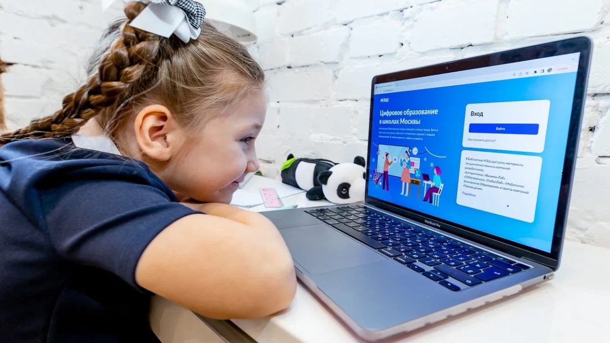 К 8 Марта в МЭШ можно отправить друг другу подарки из новой праздничной коллекции